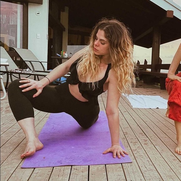 Meet your Posher, Ariel - Picture 3 of 3